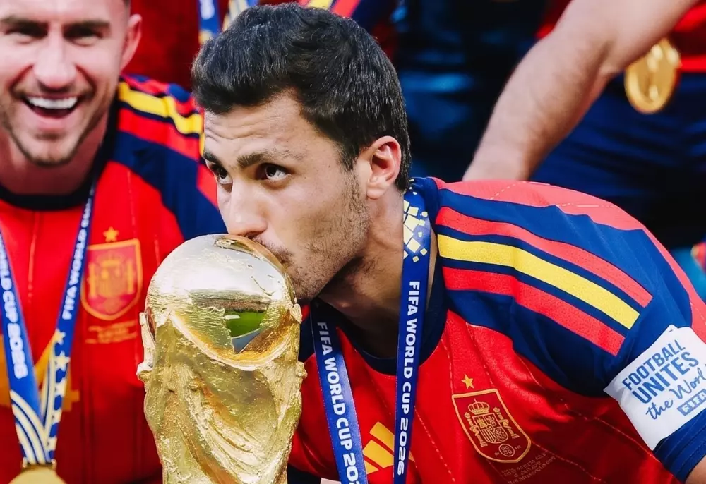 Rodri Menaklukkan Dunia dengan Cara Menjadi Sangat Biasa di Luar Lapangan